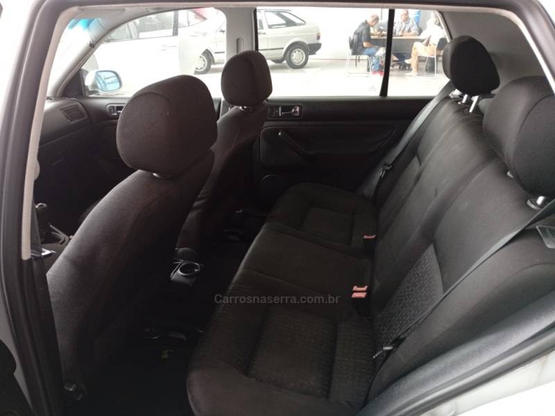 VOLKSWAGEN - GOLF - 2002/2002 - Prata - R$ 31.900,00