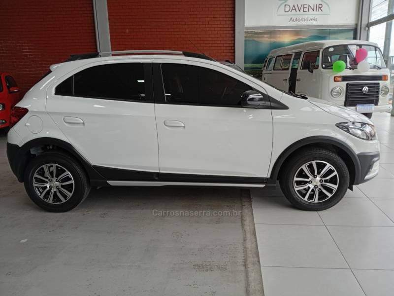 CHEVROLET - ONIX - 2017/2018 - Branca - R$ 72.900,00