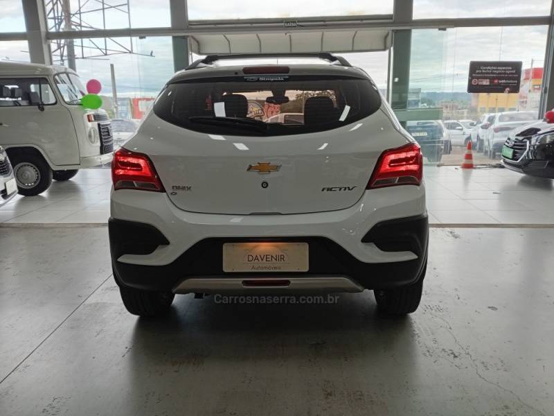 CHEVROLET - ONIX - 2017/2018 - Branca - R$ 72.900,00