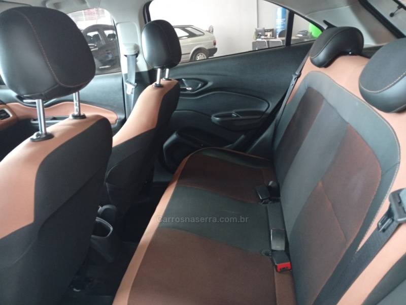 CHEVROLET - ONIX - 2017/2018 - Branca - R$ 72.900,00