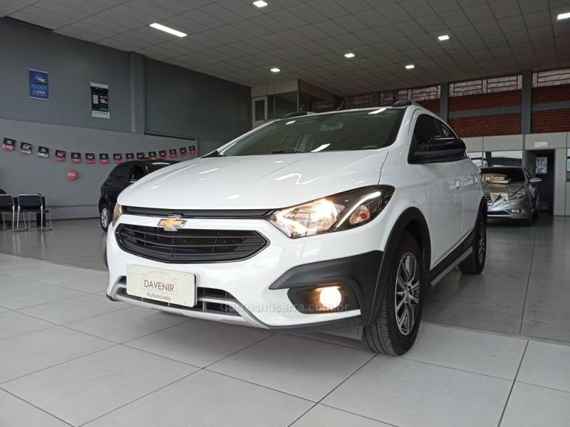 CHEVROLET - ONIX - 2017/2018 - Branca - R$ 72.900,00