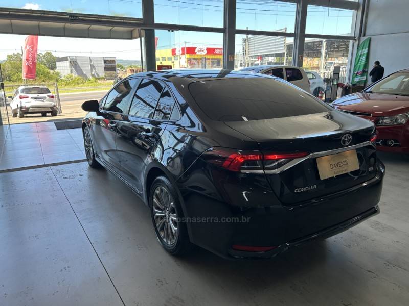 TOYOTA - COROLLA - 2022/2023 - Preta - R$ 134.900,00