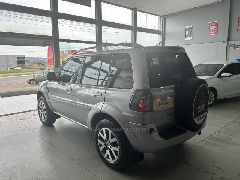 MITSUBISHI - PAJERO TR4 - 2014/2014 - Prata - R$ 68.900,00