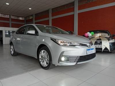 TOYOTA - COROLLA - 2017/2018 - Prata - R$ 106.900,00
