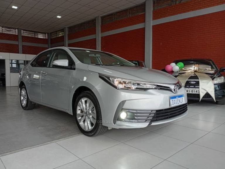 TOYOTA - COROLLA - 2017/2018 - Prata - R$ 106.900,00