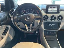 MERCEDES-BENZ - B 200 - 2012/2013 - Branca - Sob Consulta