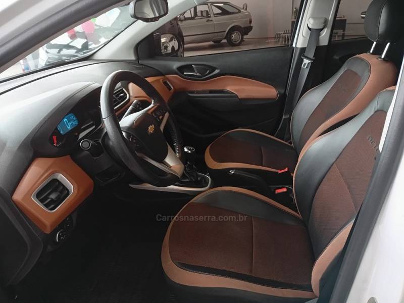 CHEVROLET - ONIX - 2017/2018 - Branca - R$ 72.900,00