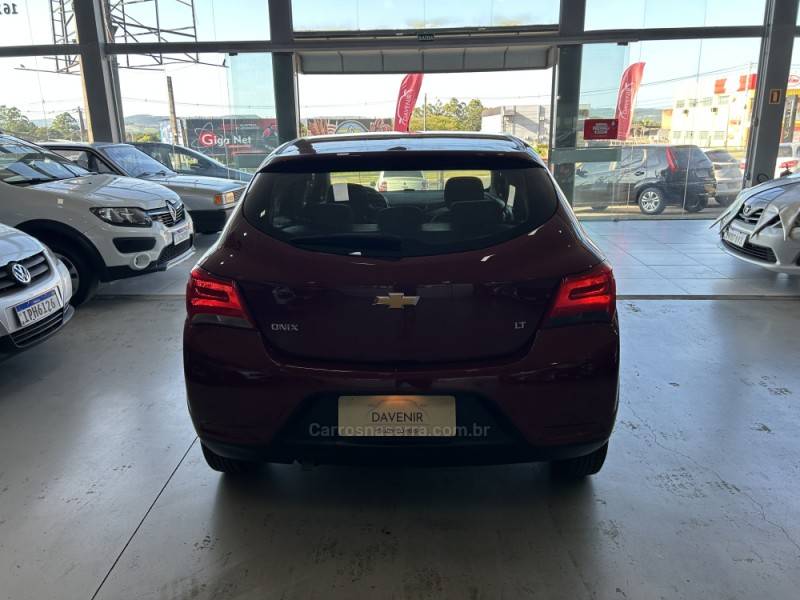 CHEVROLET - ONIX - 2019/2019 - Vermelha - R$ 57.900,00