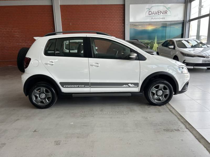 VOLKSWAGEN - CROSSFOX - 2011/2012 - Branca - R$ 43.900,00
