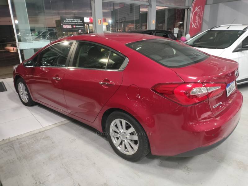 KIA MOTORS - CERATO - 2013/2014 - Vermelha - R$ 64.900,00