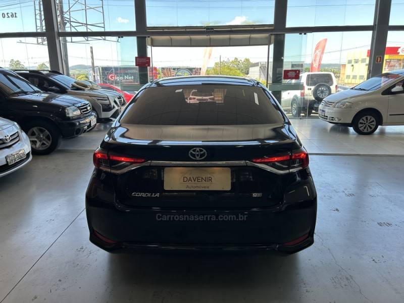 TOYOTA - COROLLA - 2022/2023 - Preta - R$ 134.900,00