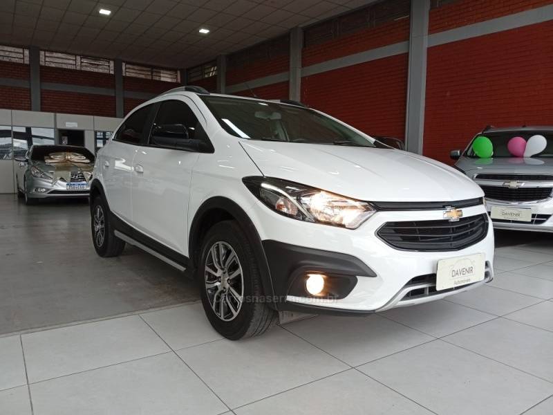 CHEVROLET - ONIX - 2017/2018 - Branca - R$ 72.900,00