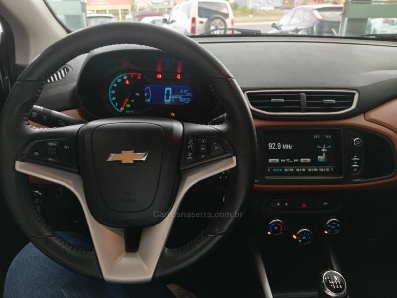CHEVROLET - ONIX - 2017/2018 - Branca - R$ 72.900,00