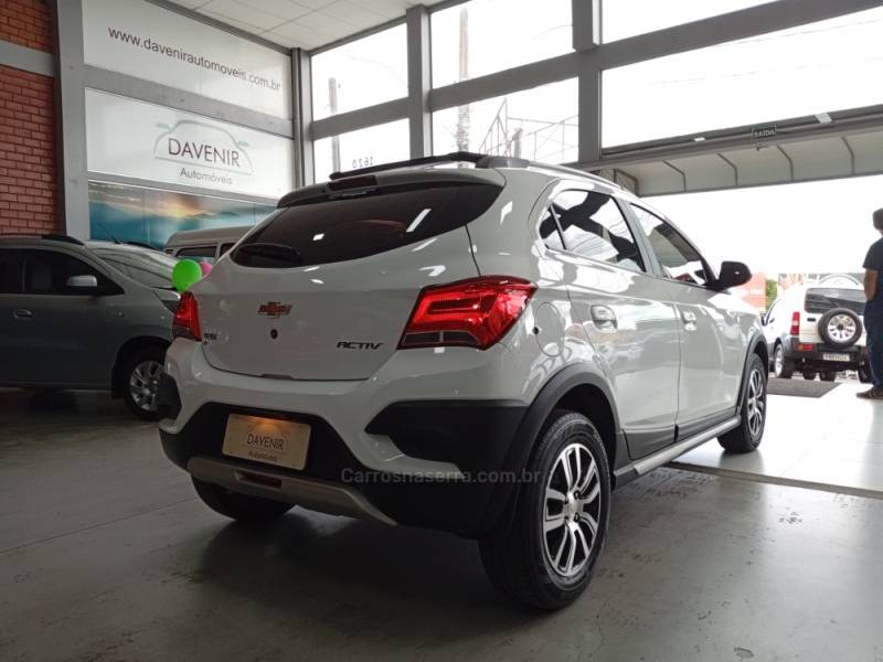 CHEVROLET - ONIX - 2017/2018 - Branca - R$ 72.900,00
