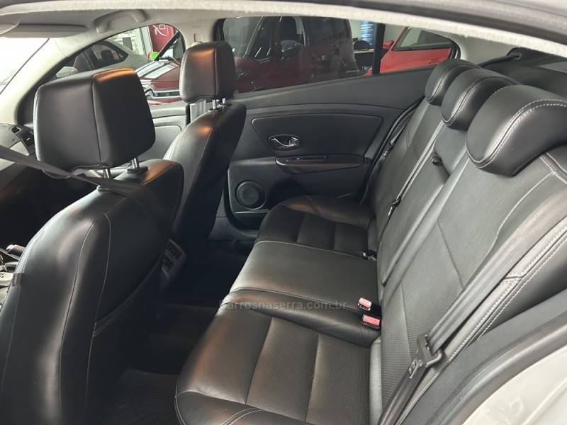 RENAULT - FLUENCE - 2012/2013 - Prata - R$ 46.900,00