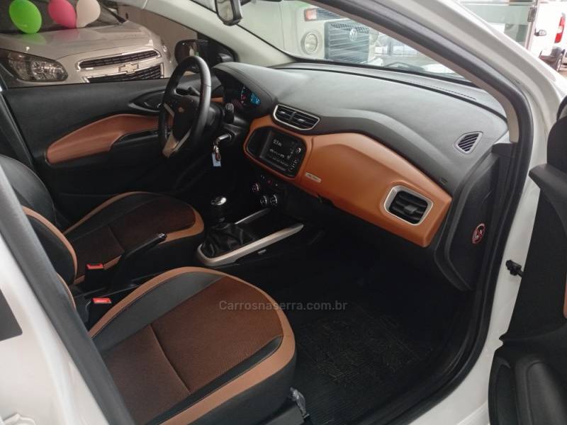 CHEVROLET - ONIX - 2017/2018 - Branca - R$ 72.900,00