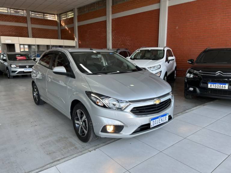 CHEVROLET - ONIX - 2019/2019 - Prata - R$ 68.900,00