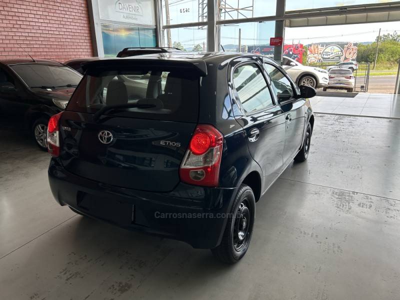 TOYOTA - ETIOS - 2016/2017 - Verde - R$ 55.900,00
