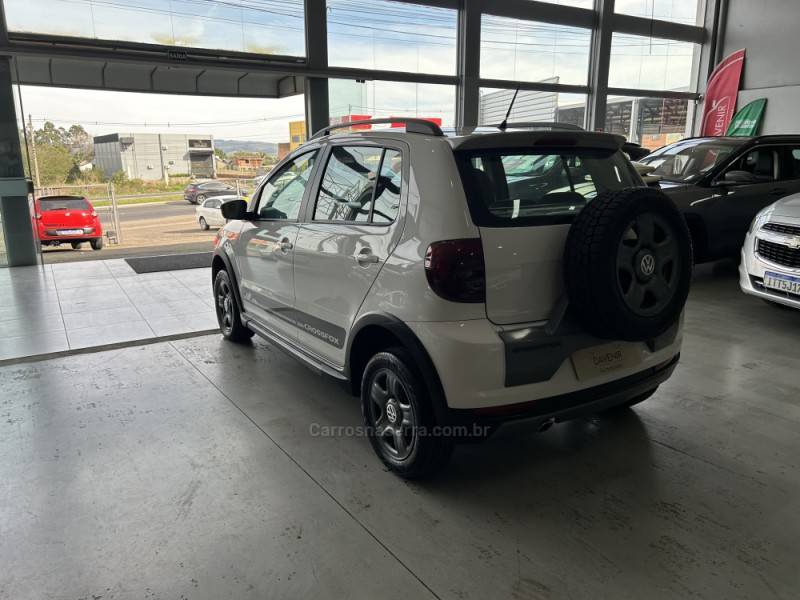 VOLKSWAGEN - CROSSFOX - 2011/2012 - Branca - R$ 43.900,00
