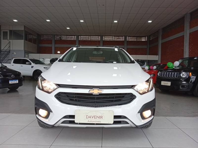 CHEVROLET - ONIX - 2017/2018 - Branca - R$ 72.900,00