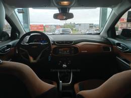 CHEVROLET - ONIX - 2017/2018 - Branca - R$ 72.900,00