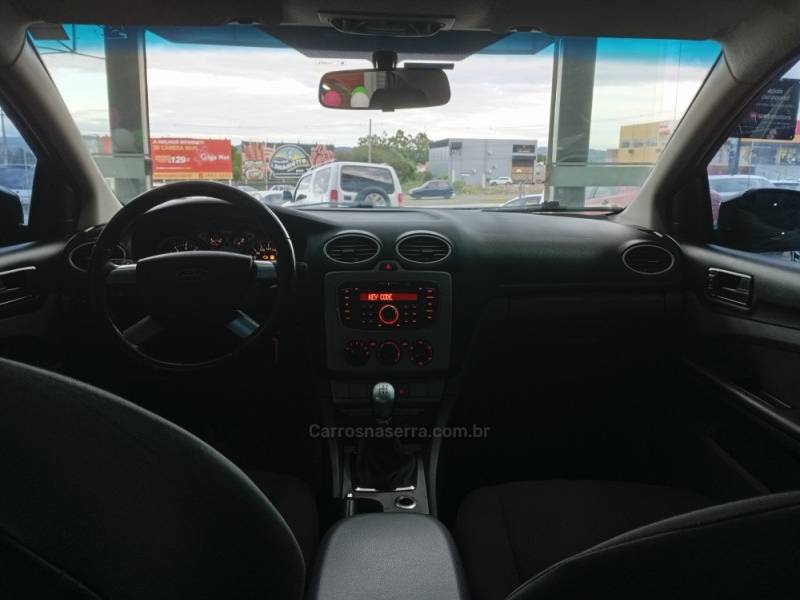 FORD - FOCUS - 2011/2012 - Preta - R$ 35.900,00