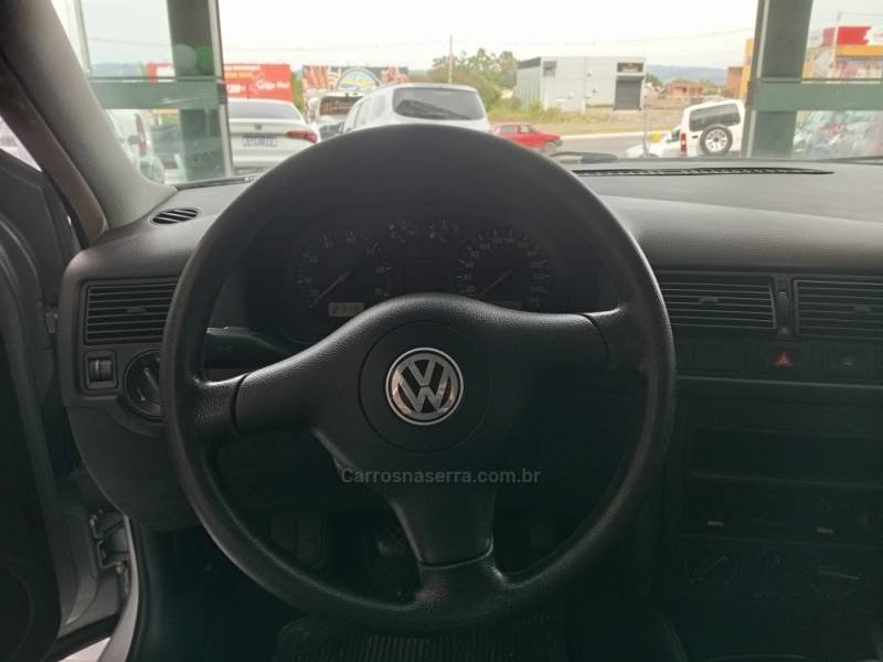 VOLKSWAGEN - GOLF - 2002/2002 - Prata - R$ 31.900,00