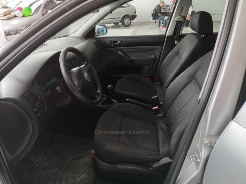 VOLKSWAGEN - GOLF - 2002/2002 - Prata - R$ 31.900,00