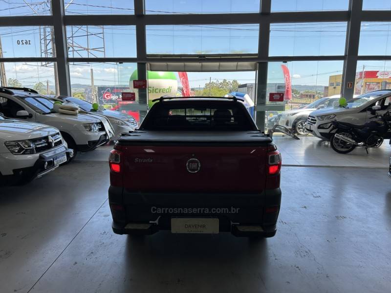 FIAT - STRADA - 2015/2016 - Vermelha - R$ 69.900,00