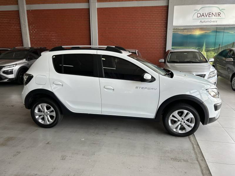 RENAULT - SANDERO - 2019/2020 - Branca - R$ 63.900,00