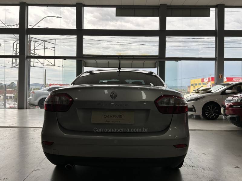 RENAULT - FLUENCE - 2012/2013 - Prata - R$ 46.900,00