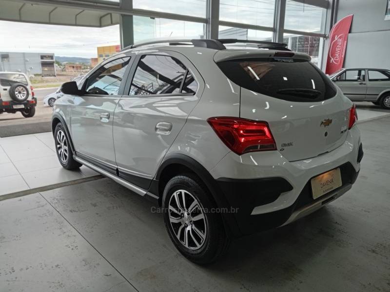 CHEVROLET - ONIX - 2017/2018 - Branca - R$ 72.900,00