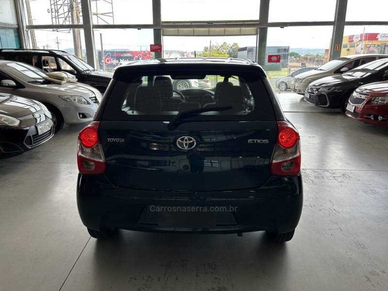 TOYOTA - ETIOS - 2016/2017 - Verde - R$ 55.900,00